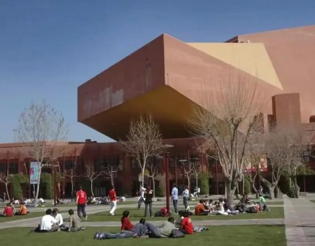 马德里卡洛斯三世大学